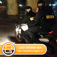 canh-sat-co-dong-duoi-theo-nguoi-dan-gay-ra-tai-nan-co-phai-boi-thuong-khong-