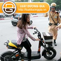 Đi xe trên hè phố có bị xử phạt hay không?