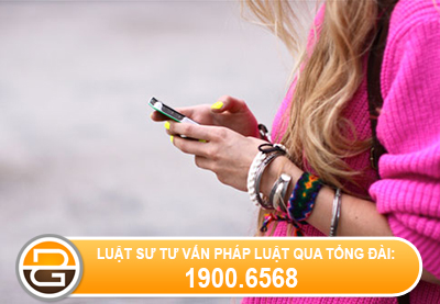 hanh-vi-lay-dien-thoai-de-thu-long-tin-cua-ban-gai%281%29