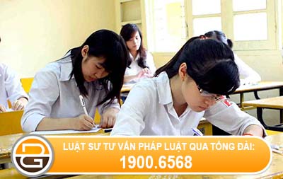  Theo quy chế hiện nay của Bộ Giáo dục và Đào tạo có hai nhóm đối tượng được ưu tiên khi thi tuyển sinh. Nhóm ưu tiên 1 (gồm các đối tượng: 01, 02, 03, 04) được hưởng 2 điểm ưu tiên và nhóm ưu tiên 2 (đối tượng 05, 06 và 07) được hưởng 1 điểm ưu tiên. Cụ thể như sau: 1. Nhóm ưu tiên 21 (UT1) gồm các đối tượng: - Đối tượng 01: Công dân Việt Nam là người dân tộc thiểu số có hộ khẩu thường trú (trong thời gian học THPT hoặc trung cấp) trên 18 tháng tại Khu vực 1 (KV1) gồm: Các xã khu vực I, II, III thuộc vùng dân tộc và miền núi giai đoạn 2012 - 2015, các xã đặc biệt khó khăn vùng bãi ngang ven biển và hải đảo giai đoạn 2013 - 2015 và các xã đặc biệt khó khăn, xã biên giới, xã an toàn khu vào diện đầu tư của Chương trình 135 năm 2014 và năm 2015 theo quy định hiện hành.  - Đối tượng 02: Công nhân trực tiếp sản xuất đã làm việc liên tục 5 năm trở lên trong đó có ít nhất 2 năm là chiến sĩ thi đua được cấp tỉnh trở lên công nhận và cấp bằng khen. - Đối tượng 03: + Thương binh, bệnh binh, người có “Giấy chứng nhận người được hưởng chính sách như thương binh”; + Quân nhân, công an nhân dân tại ngũ được cử đi học có thời gian phục vụ từ 12 tháng trở lên tại Khu vực 1; + Quân nhân, công an nhân dân tại ngũ được cử đi học có thời gian phục vụ từ 18 tháng trở lên; + Quân nhân, công an nhân dân đã xuất ngũ, được công nhận hoàn thành nghĩa vụ phục vụ tại ngũ theo quy định; + Các đối tượng ưu tiên quy định tại điểm i, k, l, m khoản 1 Điều 2 Pháp lệnh ưu đãi người có công với cách mạng số 26/2005/PL-UBTVQH11 ngày 29 tháng 6 năm 2005 được sửa đổi, bổ sung theo Pháp lệnh số 04/2012/UBTVQH13 ngày 16 tháng 7 năm 2012. - Đối tượng 04: + Con liệt sĩ; + Con thương binh bị suy giảm khả năng lao động từ 81% trở lên; + Con bệnh binh bị suy giảm khả năng lao động từ 81% trở lên; + Con của người hoạt động kháng chiến bị nhiễm chất độc hoá học có tỷ lệ suy giảm khả năng lao động 81% trở lên; + Con của người được cấp “Giấy chứng nhận người hưởng chính sách như thương binh mà người được cấp Giấy chứng nhận người hưởng chính sách như thương binh bị suy giảm khả năng lao động 81% trở lên”; + Con của Anh hùng lực lượng vũ trang, con của Anh hùng lao động; + Người bị dị dạng, dị tật do hậu quả của chất độc hóa học đang hưởng trợ cấp hằng tháng là con đẻ của người hoạt động kháng chiến; + Con của người có công với cách mạng quy định tại điểm a, b, d khoản 1 Điều 2 Pháp lệnh ưu đãi người có công với cách mạng số 26/2005/PL-UBTVQH11 ngày 29 tháng 6 năm 2005 được sửa đổi, bổ sung theo Pháp lệnh số 04/2012/UBTVQH13 ngày 16 tháng 7 năm 2012. 2. Nhóm ưu tiên 2 (UT2) gồm các đối tượng: - Đối tượng 05: + Thanh niên xung phong tập trung được cử đi học; + Quân nhân, công an nhân dân tại ngũ được cử đi học có thời gian phục vụ dưới 18 tháng không ở Khu vực 1; + Chỉ huy trưởng, Chỉ huy phó ban chỉ huy quân sự xã, phường, thị trấn; Thôn đội trưởng, Trung đội trưởng Dân quân tự vệ nòng cốt, Dân quân tự vệ đã hoàn thành nghĩa vụ tham gia Dân quân tự vệ nòng cốt từ 12 tháng trở lên, dự thi vào ngành Quân sự cơ sở. Thời hạn tối đa được hưởng ưu tiên đối với quân nhân, công an phục viên, xuất ngũ, chuyển ngành dự thi hay đăng ký xét tuyển vào ĐH, CĐ là 18 tháng kể từ ngày ký quyết định xuất ngũ đến ngày dự thi hay đăng ký xét tuyển. - Đối tượng 06: + Công dân Việt Nam là người dân tộc thiểu số có hộ khẩu thường trú ở ngoài khu vực đã quy định thuộc đối tượng 01; + Con thương binh, con bệnh binh, con của người được hưởng chính sách như thương binh bị suy giảm khả năng lao động dưới 81%; + Con của người hoạt động kháng chiến bị nhiễm chất độc hóa học có tỷ lệ suy giảm khả năng lao động dưới 81%; + Con của người hoạt động cách mạng, hoạt động kháng chiến bị địch bắt tù, đày; + Con của người hoạt động kháng chiến giải phóng dân tộc, bảo vệ Tổ quốc và làm nghĩa vụ quốc tế có giấy chứng nhận được hưởng chế độ ưu tiên theo quy định tại Nghị định số 31/2013/NĐ-CP ngày 09/4/2013 của Chính phủ Quy định chi tiết, hướng dẫn thi hành một số điều của Pháp lệnh Ưu đãi người có công với cách mạng; + Con của người có công giúp đỡ cách mạng. - Đối tượng 07: + Người khuyết tật nặng có giấy xác nhận khuyết tật của cơ quan có thẩm quyền cấp theo quy định tại Thông tư liên tịch số 37/2012/TTLT-BLĐTBXH-BYT-BTC-BGDĐT ngày 28 tháng 12 năm 2012 quy định về việc xác định mức độ khuyết tật do Hội đồng xác định mức độ khuyết tật thực hiện; + Người lao động ưu tú thuộc tất cả các thành phần kinh tế được từ cấp tỉnh, Bộ trở lên công nhận danh hiệu thợ giỏi, nghệ nhân, được cấp bằng hoặc huy hiệu Lao động sáng tạo của Tổng Liên đoàn Lao động Việt Nam hoặc Trung ương Đoàn TNCS Hồ Chí Minh; + Giáo viên đã giảng dạy đủ 3 năm trở lên thi vào các ngành sư phạm; + Y tá, dược tá, hộ lý, kỹ thuật viên, y sĩ, dược sĩ trung cấp đã công tác đủ 3 năm trở lên thi vào các ngành y, dược. Bố bạn thuộc đối tượng làm nhiệm vụ quốc tế, đây là một đối tượng được nhắc đến tại Nghị định số 31/2013/NĐ-CP ngày 09/4/2013 cho nên bạn là con của người đã thực hiện nghĩa vụ quốc tế nên bạn thuộc một trong những đối tượng được ưu tiên trong giáo dục. 