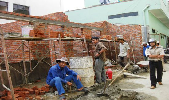 Xây dựng nhà sắt không phép có bị tháo dỡ không?