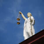 Thi hành pháp luật là gì? Phân biệt các hình thức thực hiện pháp luật?