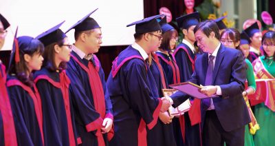 le-phuc-tot-nghiep-hieu-truong-cam-quyen-truong-co-gi-sai