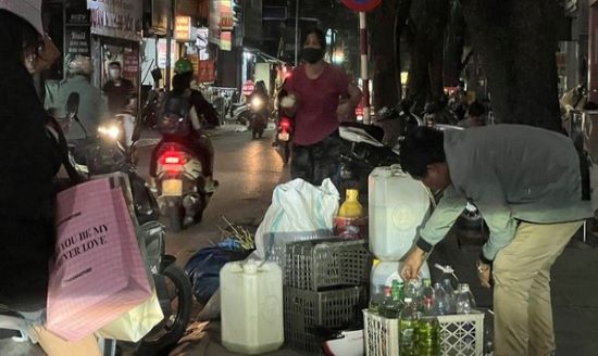 Ban-xang-dau-qua-chai-lo-tren-via-he-bi-xu-phat-nhu-the-nao