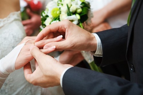 Khi kết hôn có buộc phải theo tôn giáo (đạo) của chồng?