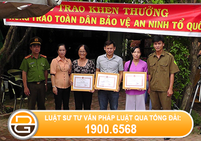 tang-huy-chuong-bao-ve-an-ninh-to-quoc-cho-cong-an-xa-giai-doan-nam-2000