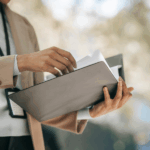 Luật sư có được phép bào chữa cho người thân không?